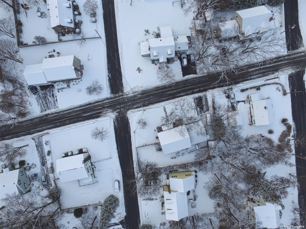Photographie de vue de dessus d’une maison recouverte de neige