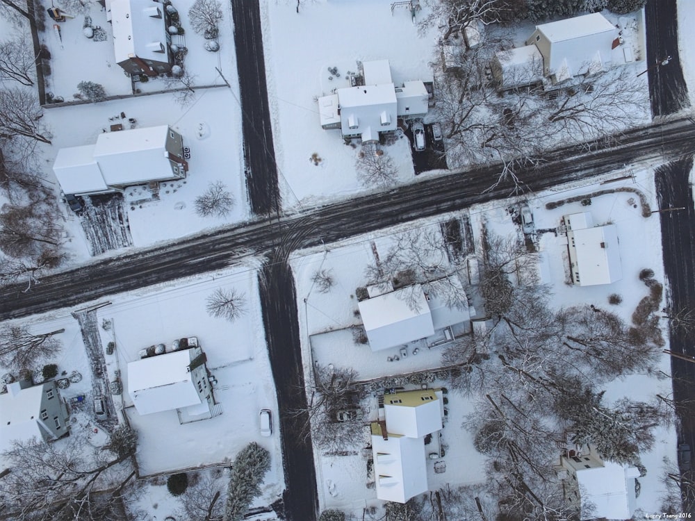 Draufsicht Fotografie eines mit Schnee bedeckten Hauses