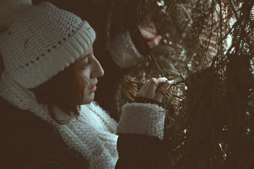 femme en bonnet tricoté blanc