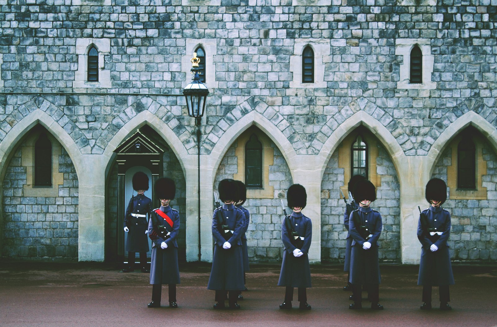 Canon EOS 7D + Canon EF-S 18-55mm F3.5-5.6 IS II sample photo. Royal guard outside building photography