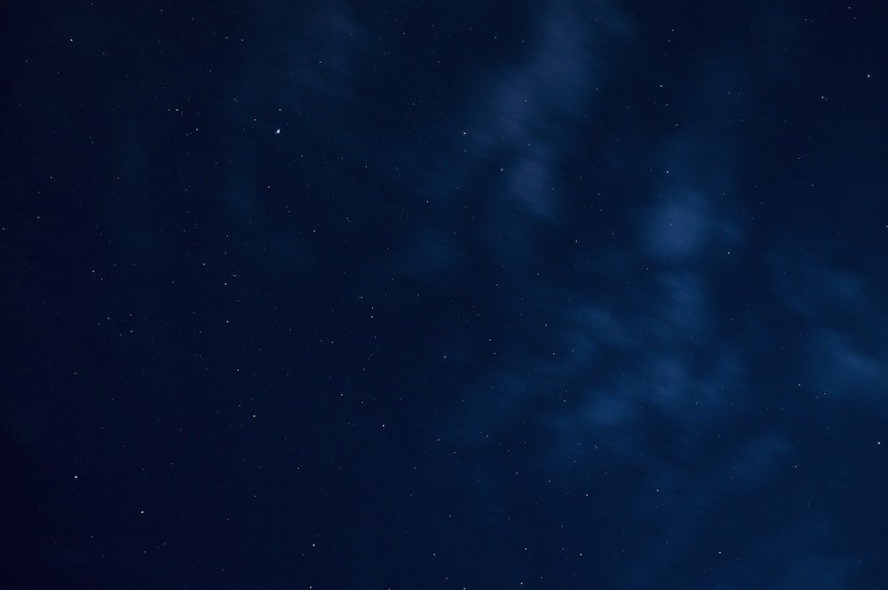 Une vue de la nuit montrant des étoiles