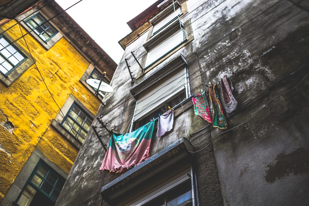 Photo en contre-plongée d’un bâtiment gris