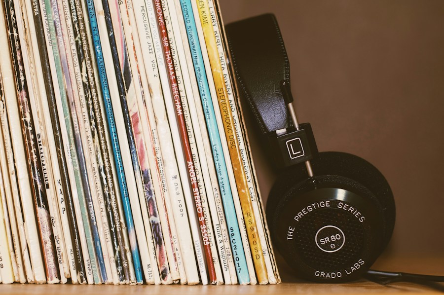 Schallplatten und Audiozubehör als Symbol für hörbare Marken