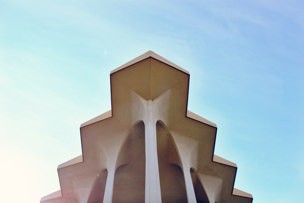 bâtiment en béton blanc et brun pendant la journée