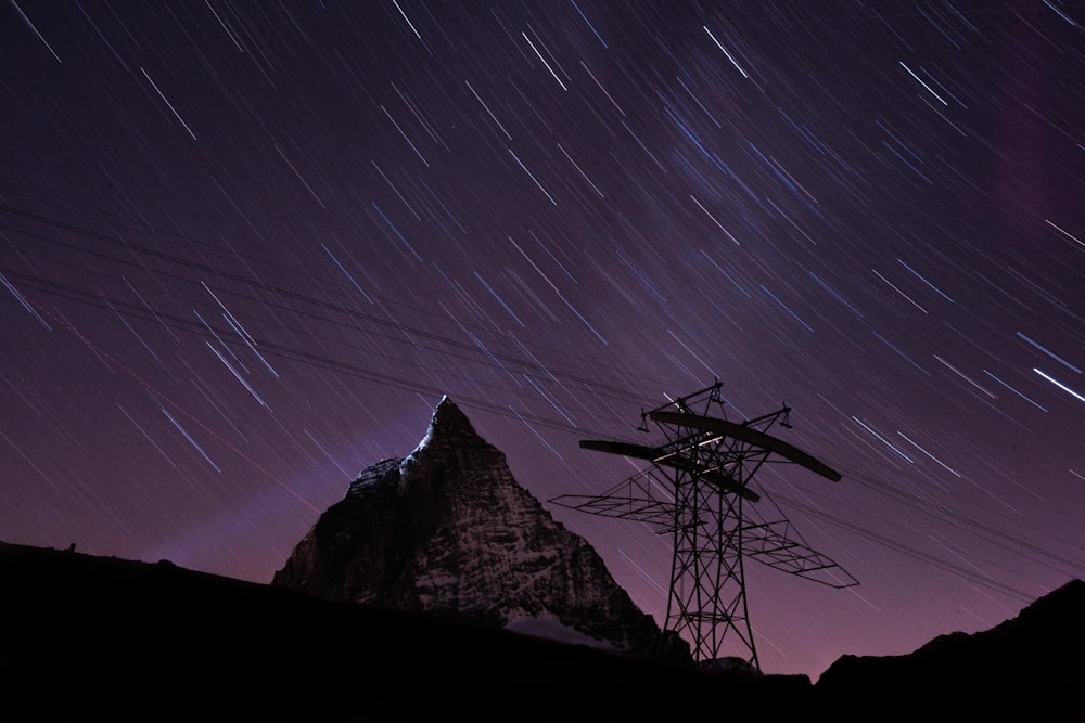 Grauer Berg unter purpurnem Himmel