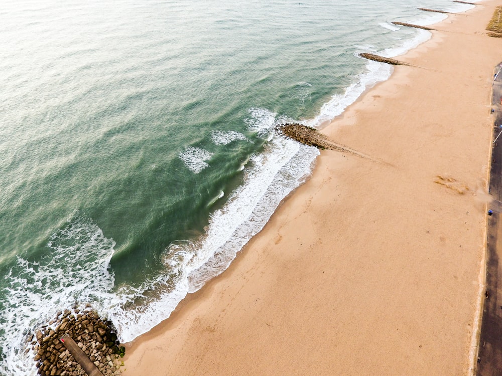 Photographie de vue aérienne de la plage pendant la journée