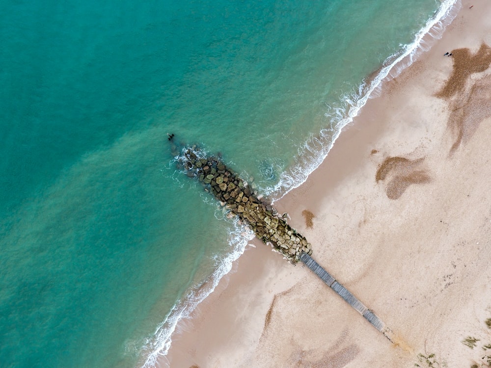 Photographie de vue aérienne de pierres sur le rivage pendant la journée