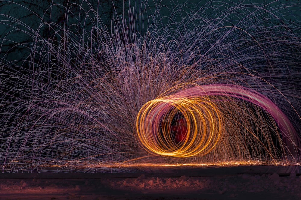 Pinke und orangefarbene Lichterkettenfotografie