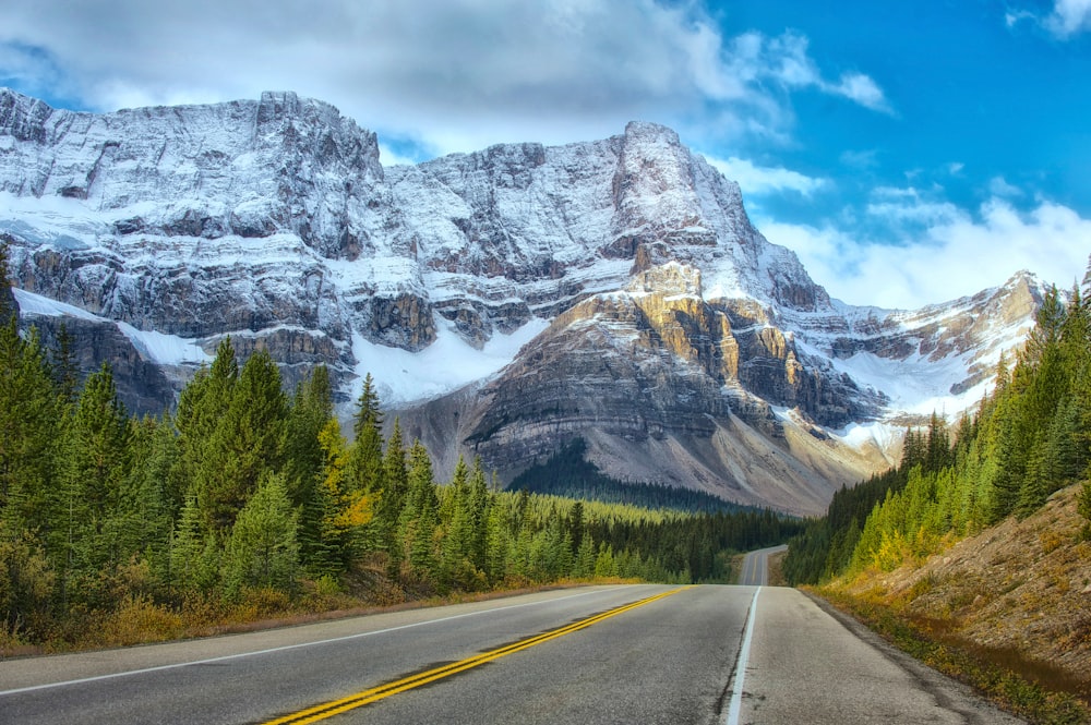 Fotografía de paisaje de carretera de hormigón cerca de las montañas