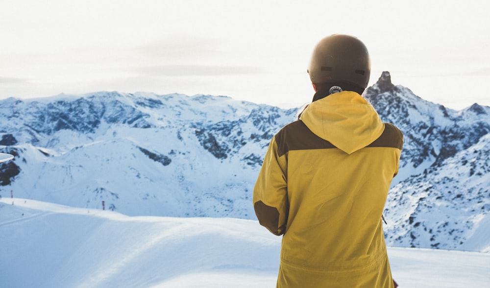 homme face à une montagne enneigée