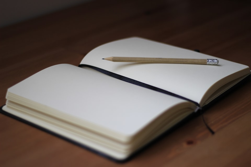 Header image Mit Journaling zu gutem Schlaf? Die 6 besten Journals und wie sie dir helfen können.