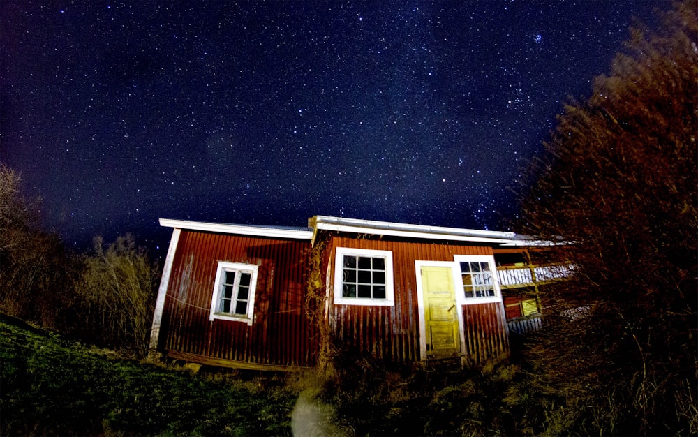 Fotografía de vista de ángulo bajo de Brown House durante la noche