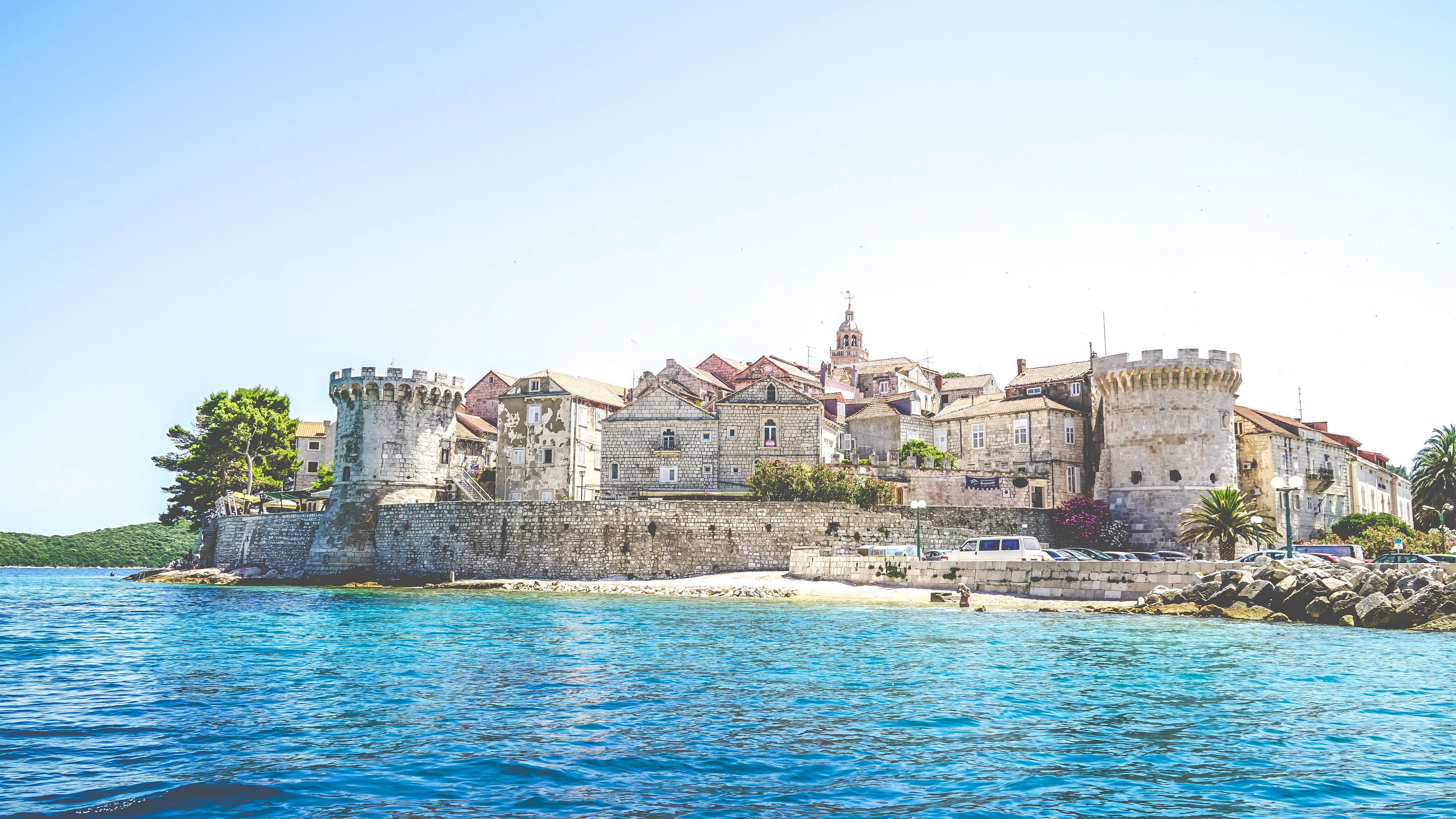 Korčulos senamiestis ir gynybiniai bokštai prie turkio spalvos jūros, Kroatija