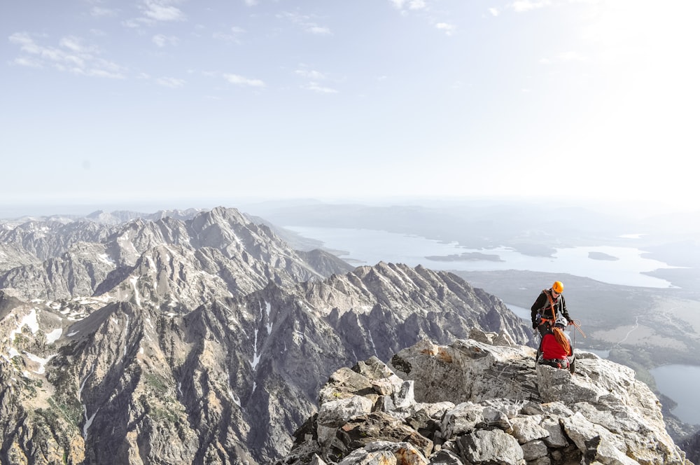 Photo d’un homme au sommet d’une montagne pendant la journée