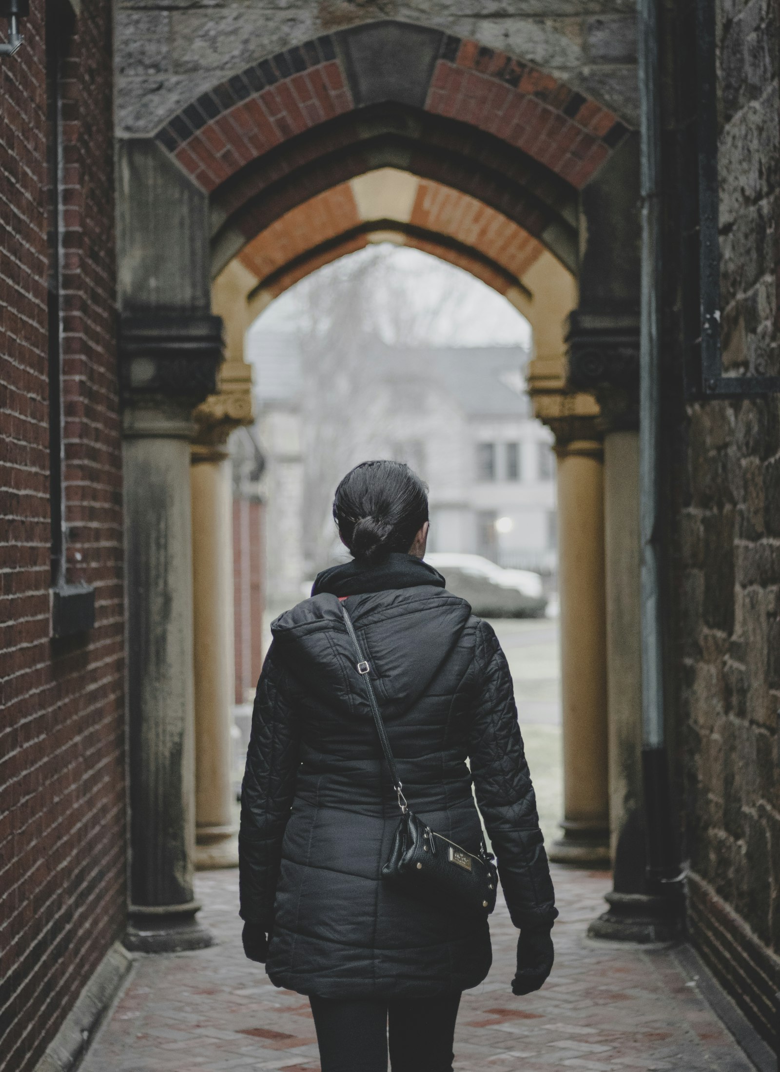 Canon EOS 750D (EOS Rebel T6i / EOS Kiss X8i) sample photo. Person standing on alleyway photography