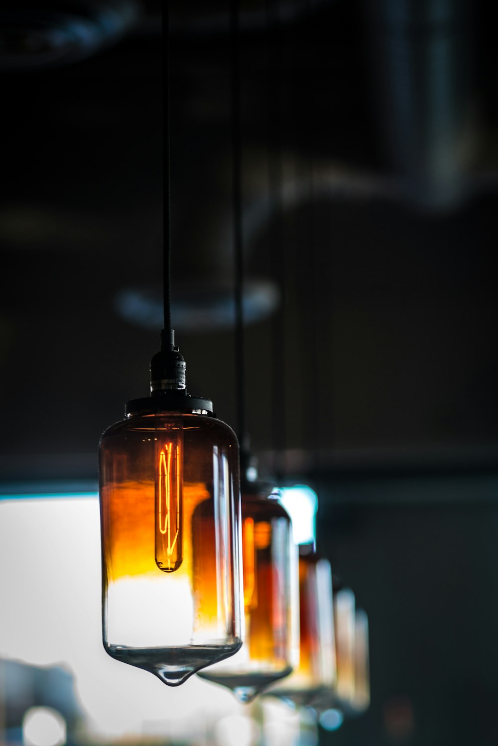 foto di lampade in vetro ambrato bianco