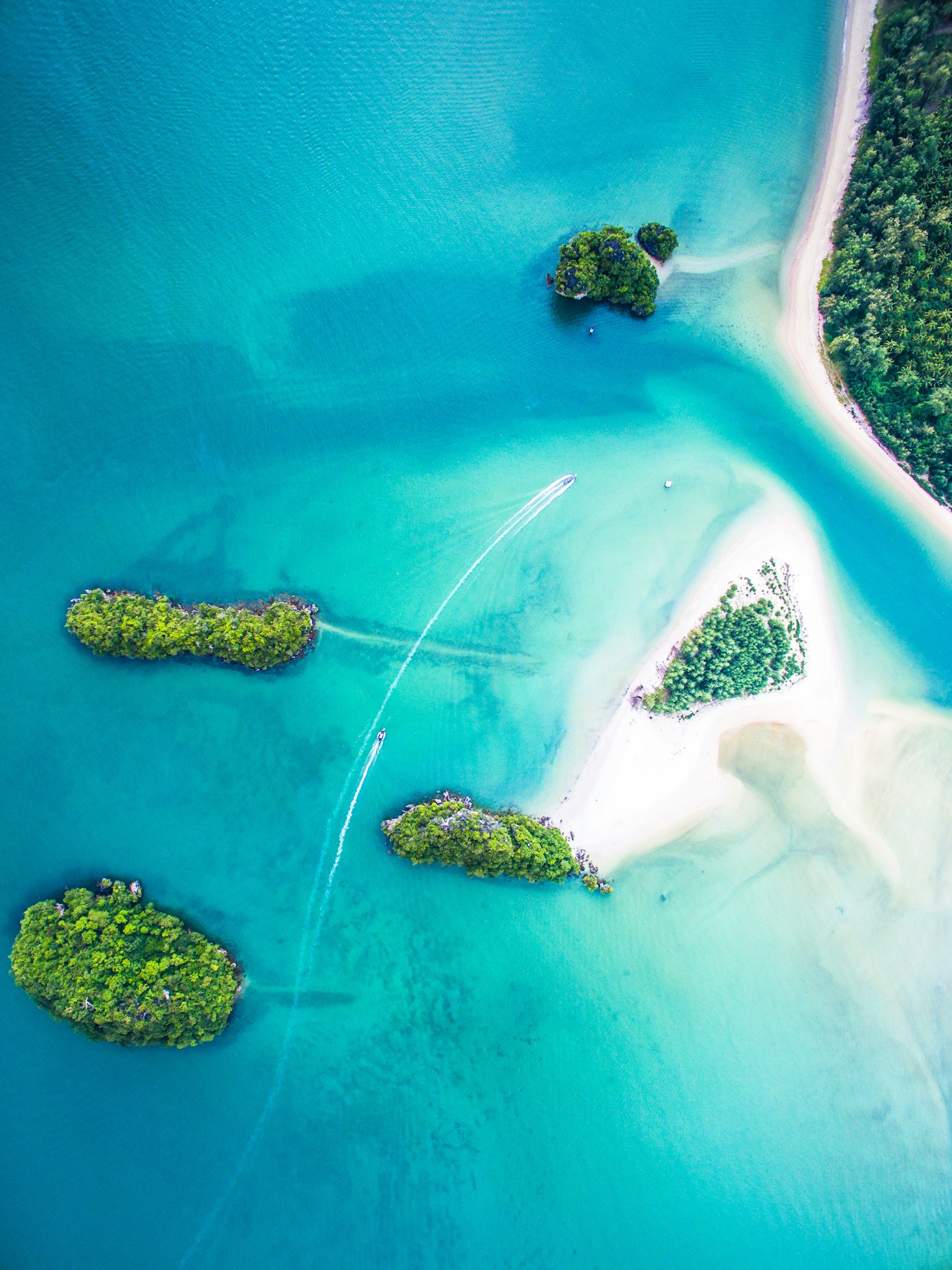 vista aerea di isolotti verdi nel mare azzurro a Sumatra