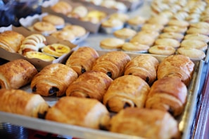close up photography of baked treats on tray