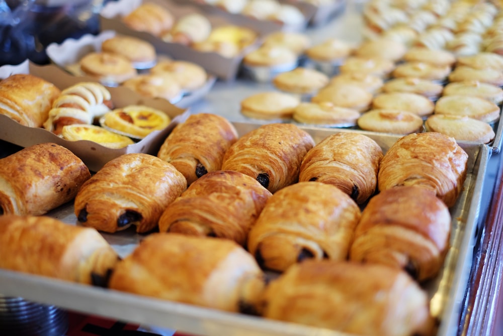 close up photography of baked treats on tray