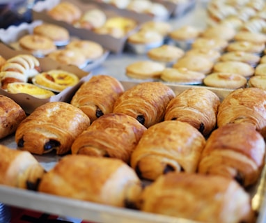 close up photography of baked treats on tray