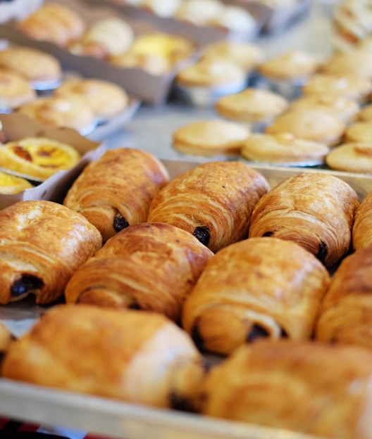 close up photography of baked treats on tray