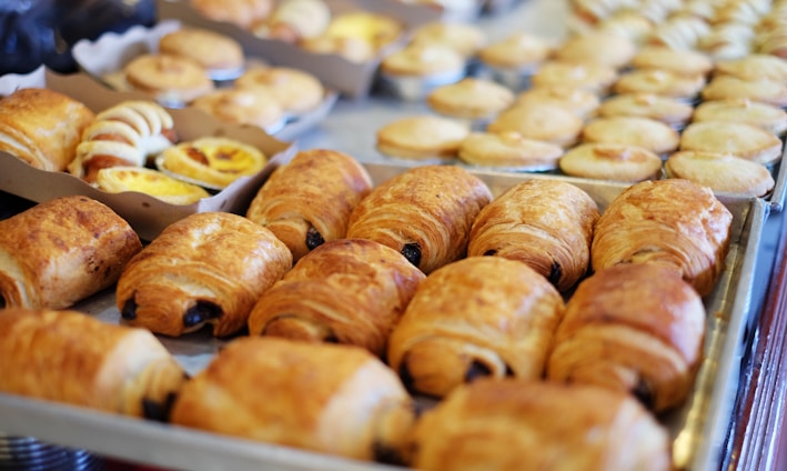 close up photography of baked treats on tray