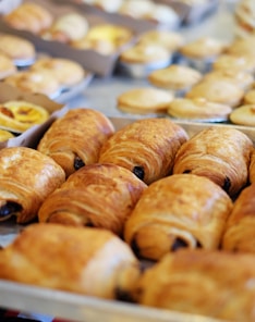 close up photography of baked treats on tray