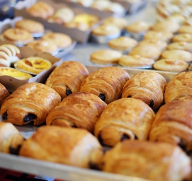 close up photography of baked treats on tray