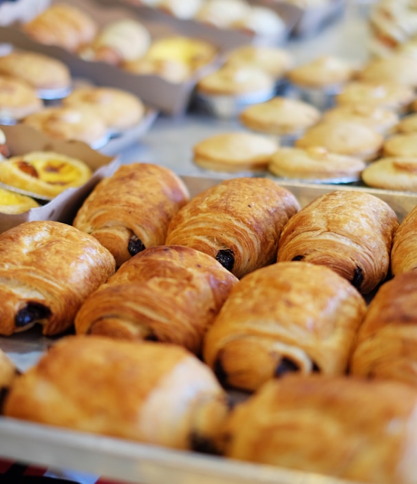 close up photography of baked treats on tray