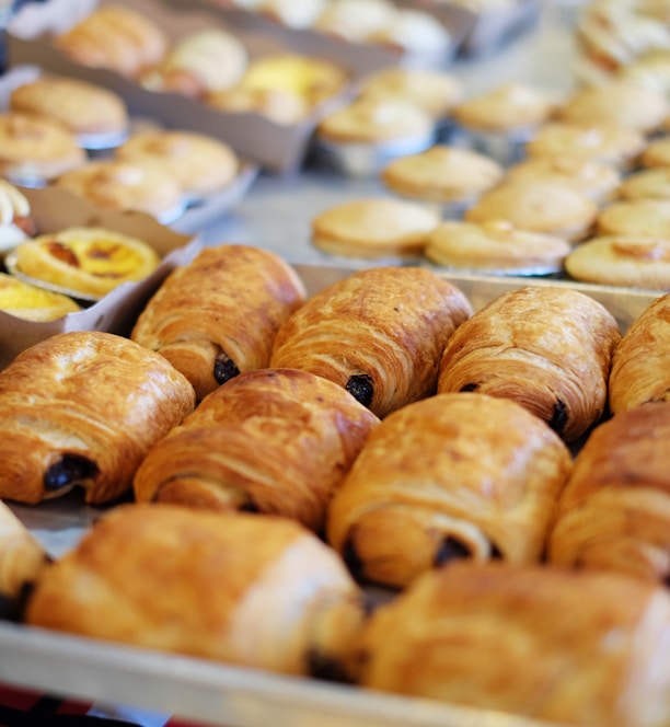 close up photography of baked treats on tray