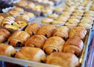 close up photography of baked treats on tray