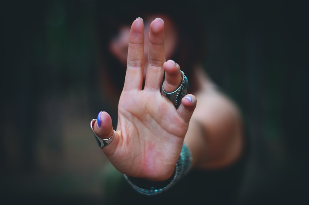 Mujer mostrando la palma de su mano