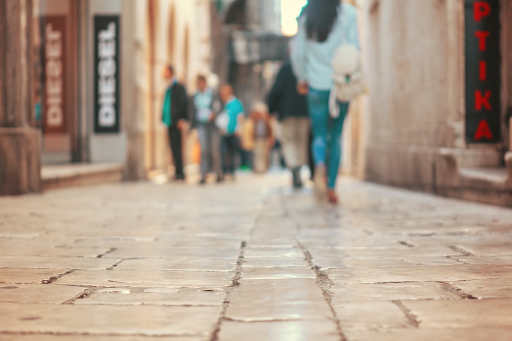 Menschen, die auf der Gasse spazieren gehen