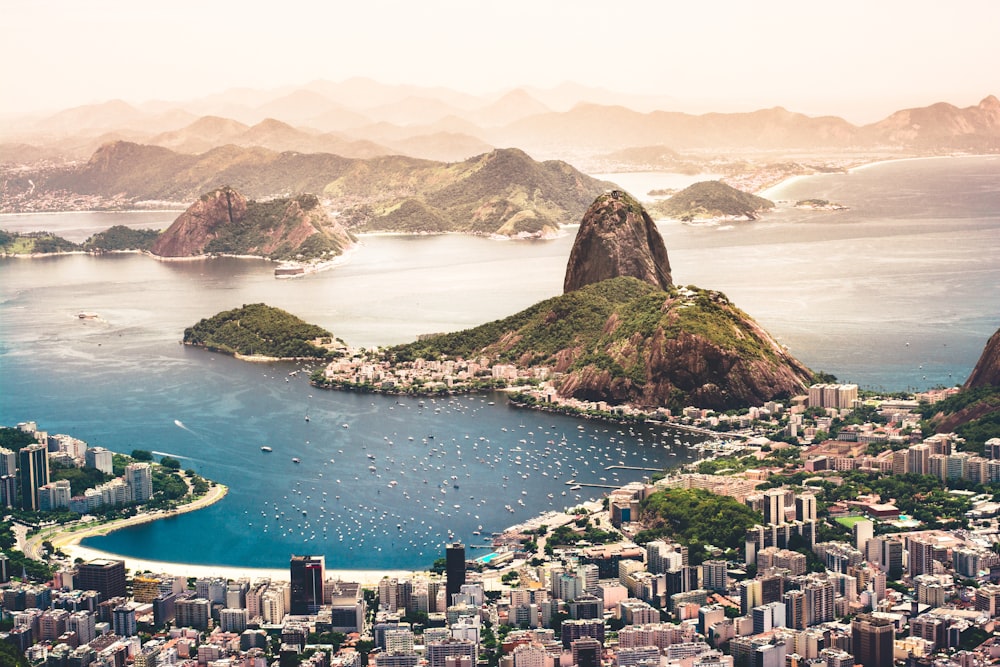 fotografia aérea da paisagem urbana perto do mar