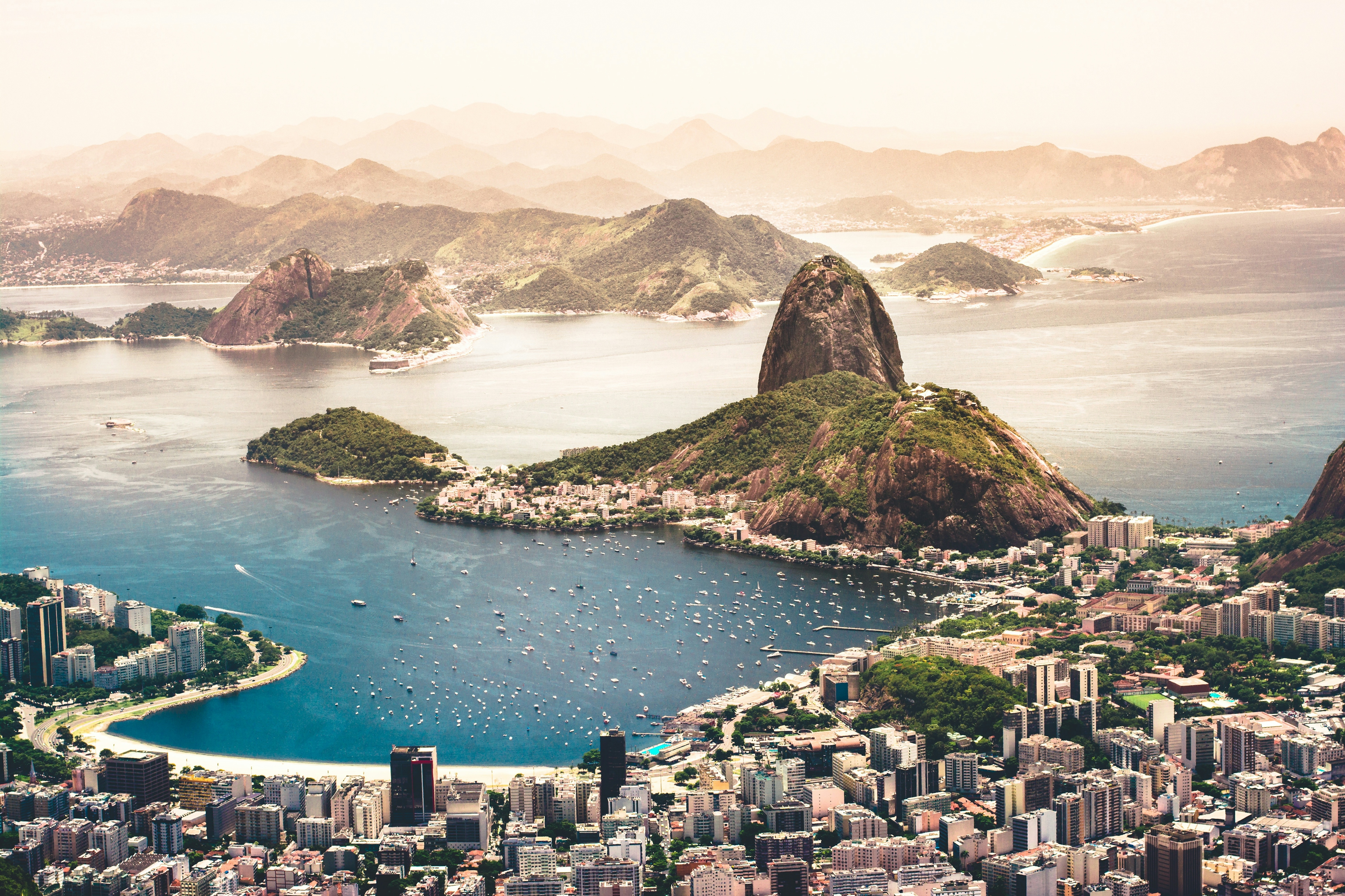 una vista dall'alto del tramonto a rio de janeiro, ecco cosa vedere e le esperienza da non perdere