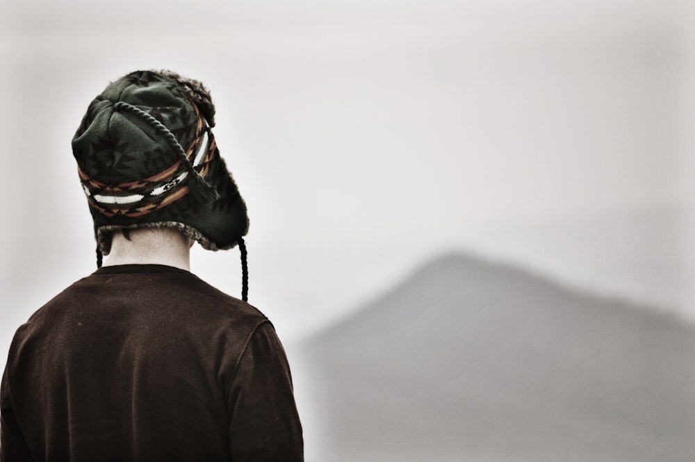 Personne portant un chapeau chullo noir et un haut noir