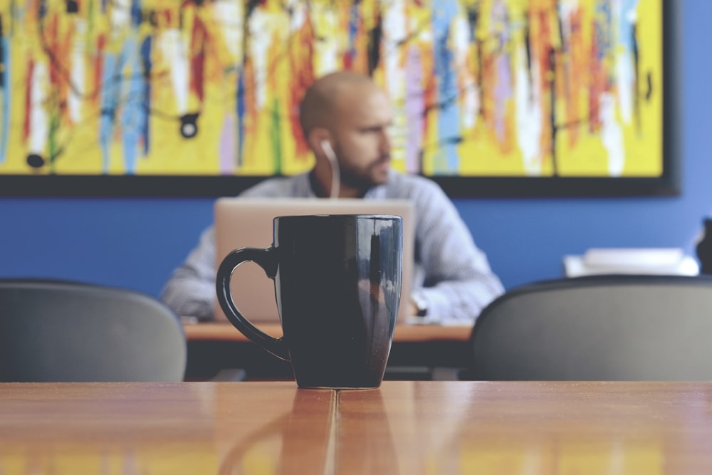 Mug noir sur table