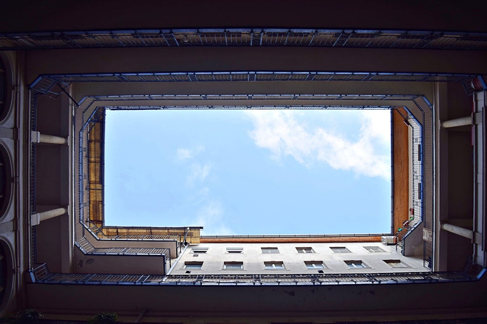 Fotografie des Gebäudes aus der Wurmperspektive