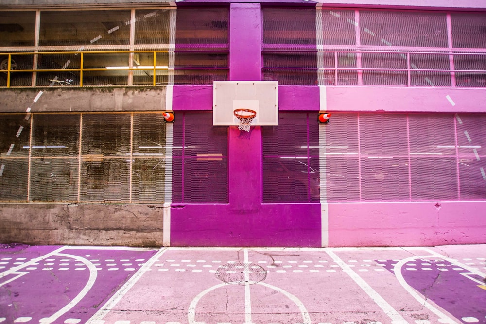 Cancha de baloncesto morada y blanca