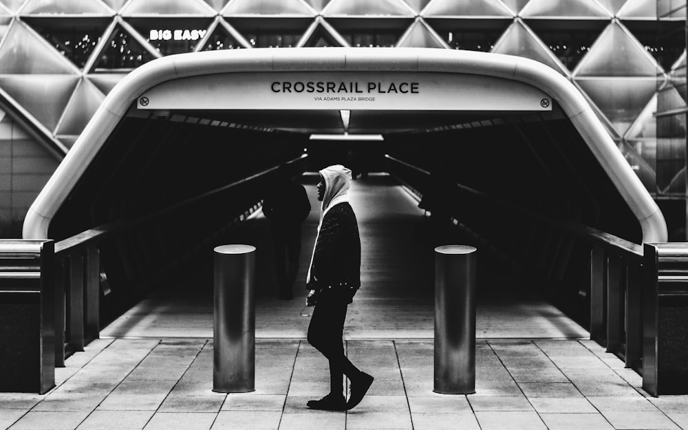 Crossrail Place에서 후드티를 입은 사람의 그레이스케일 사진