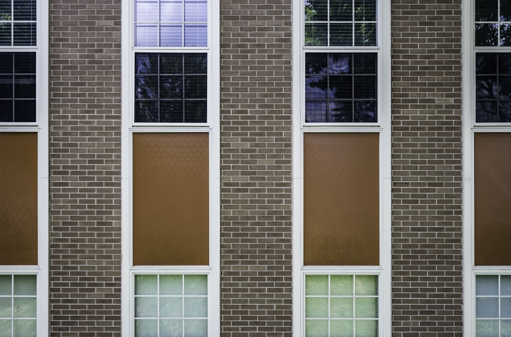 닫힌 창문이 있는 갈색 콘크리트 건물