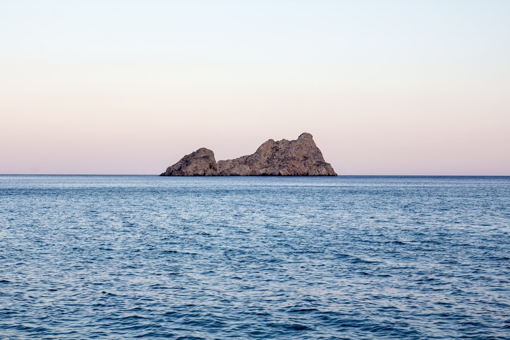 Formación rocosa marrón en el Mar Azul durante el día