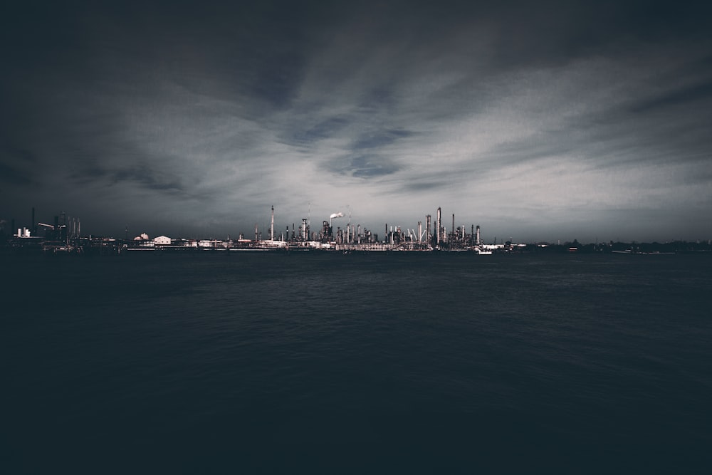 灰色の空の下の摩天楼都市