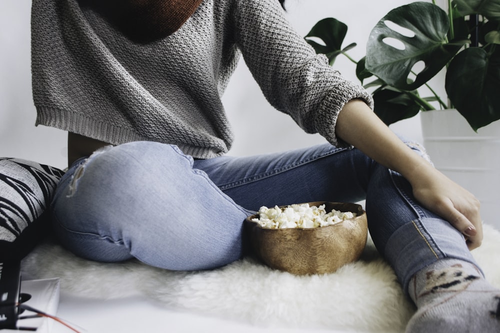 femme près du bol brun avec plat