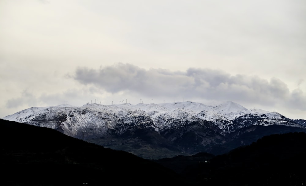 Landschaftsfotografie eines verschneiten Berges unter bewölktem Himmel