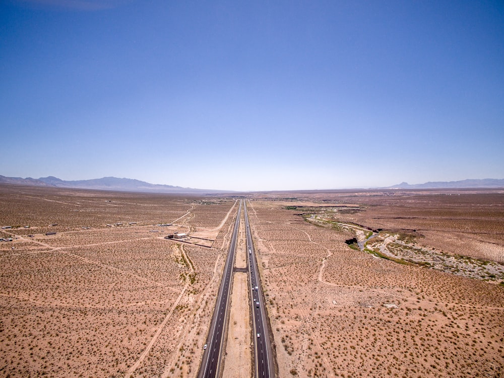 Photographie aérienne de la route