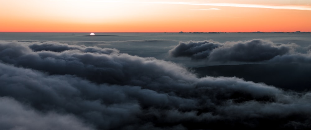 灰色の雲の航空写真