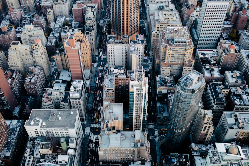 Fotografía a vista de pájaro de edificios grises