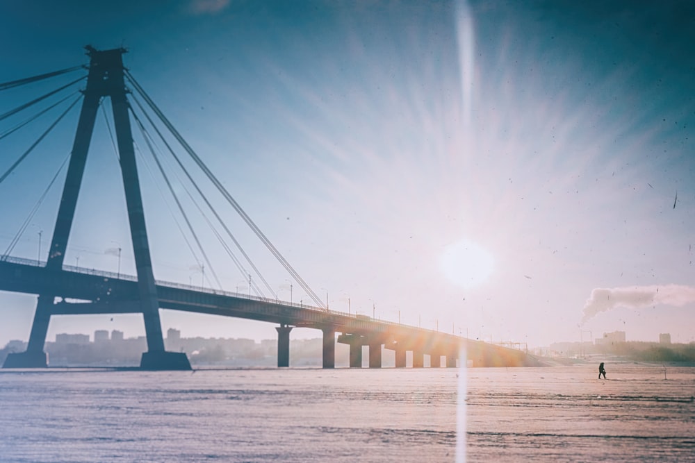 ponte sospeso durante il giorno