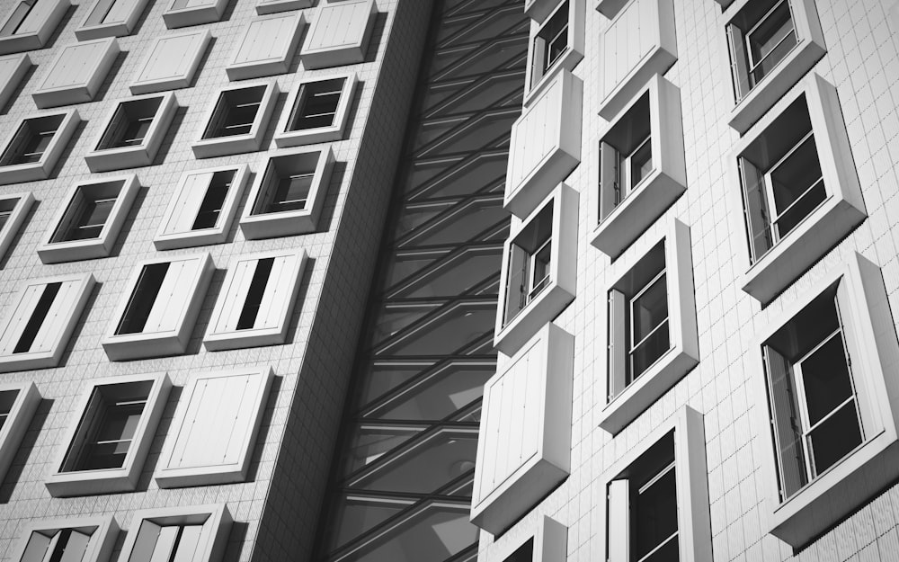 Fotografía en escala de grises de un edificio